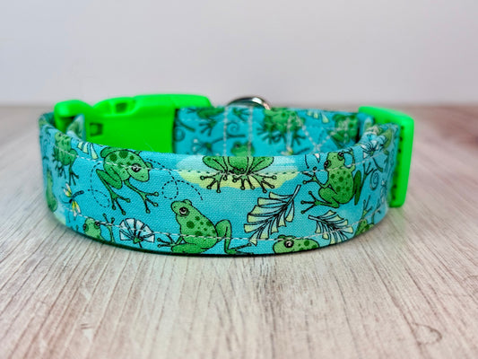 Frog Handmade dog collar: Adjustable side release, washable cotton fabric, webbing core, customizable hardware