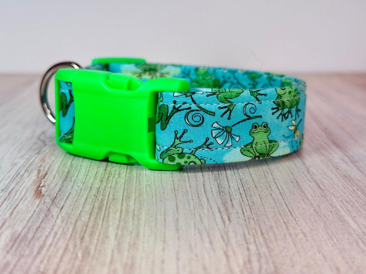 Frog Handmade dog collar: Adjustable side release, washable cotton fabric, webbing core, customizable hardware