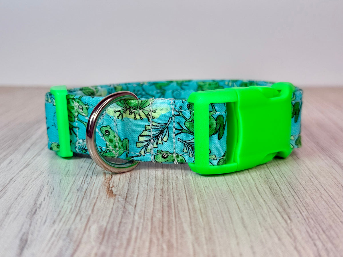 Frog Handmade dog collar: Adjustable side release, washable cotton fabric, webbing core, customizable hardware