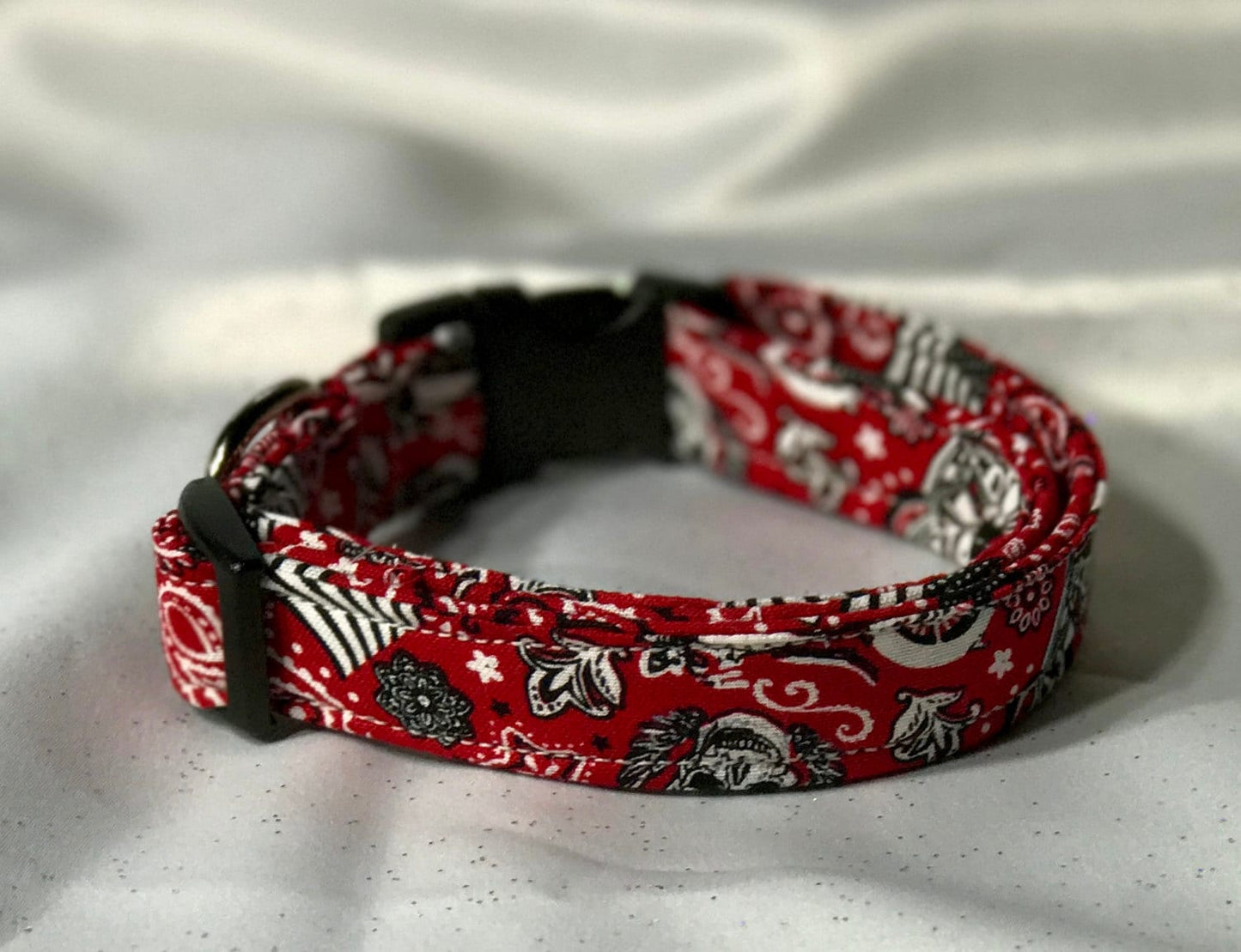 Motorcycle dog collar, bandana print, skull dog collar, adjustable collar, washable, side release collar, fabric dog collar, red, skulls