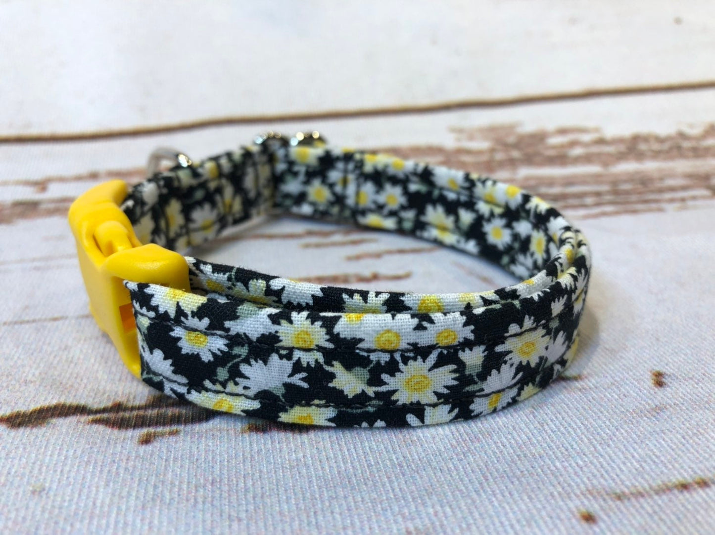 Dog Collar, dog colla girl, martingale collar, adjustable collar, nylon collar, buckle dog collar, daisy dog collar, daisy, daisies on black