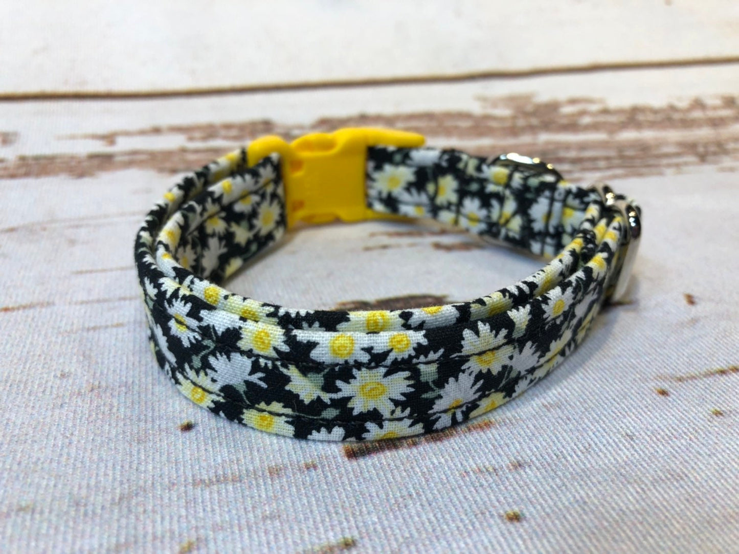 Dog Collar, dog colla girl, martingale collar, adjustable collar, nylon collar, buckle dog collar, daisy dog collar, daisy, daisies on black