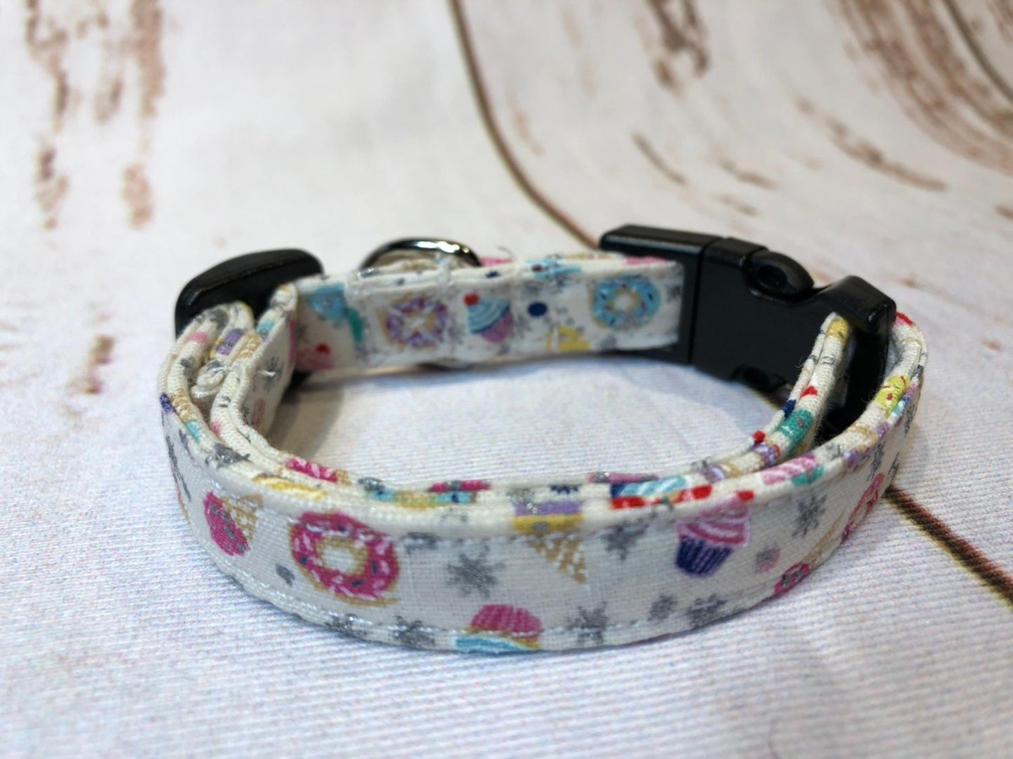 Dog Collar, girl dog collar, cupcake dog collar, food dog collar, adjustable collar, buckle dog collar, cupcake print, cupcake dog collar
