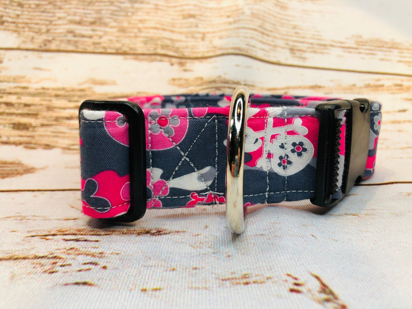 Camouflage and skulls dog collar, girl dog collar, pink dog collar, adjustable collar, washable, side release collar, camouflage, skulls