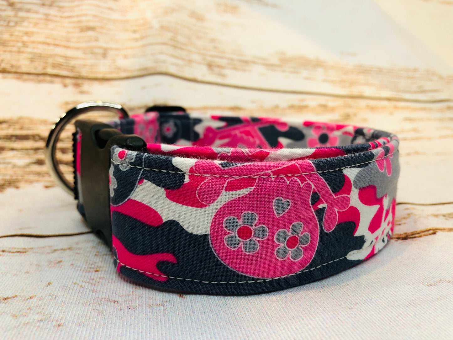 Camouflage and skulls dog collar, girl dog collar, pink dog collar, adjustable collar, washable, side release collar, camouflage, skulls