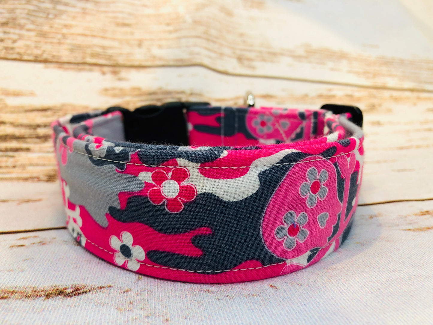 Camouflage and skulls dog collar, girl dog collar, pink dog collar, adjustable collar, washable, side release collar, camouflage, skulls